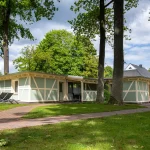 Ensemble aus renovierten Bungalows im Grünen, in harmonischer Farbgestaltung und gepflegter Umgebung – ausgeführt von MALER GROSSER im Falk Seehotel Plau am See.